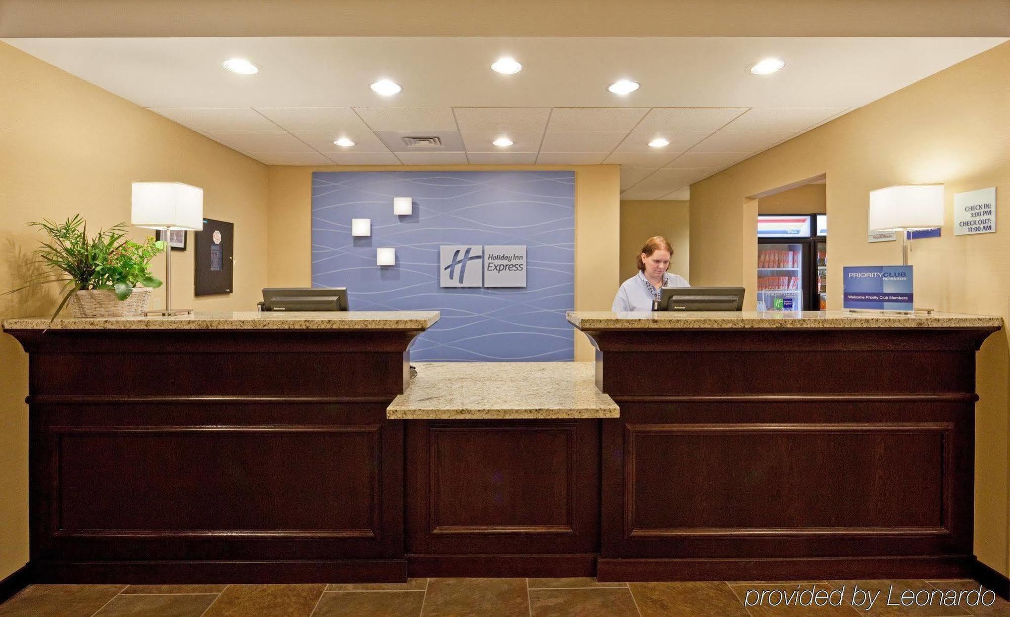 Holiday Inn Express & Suites Malone By Ihg Exterior foto