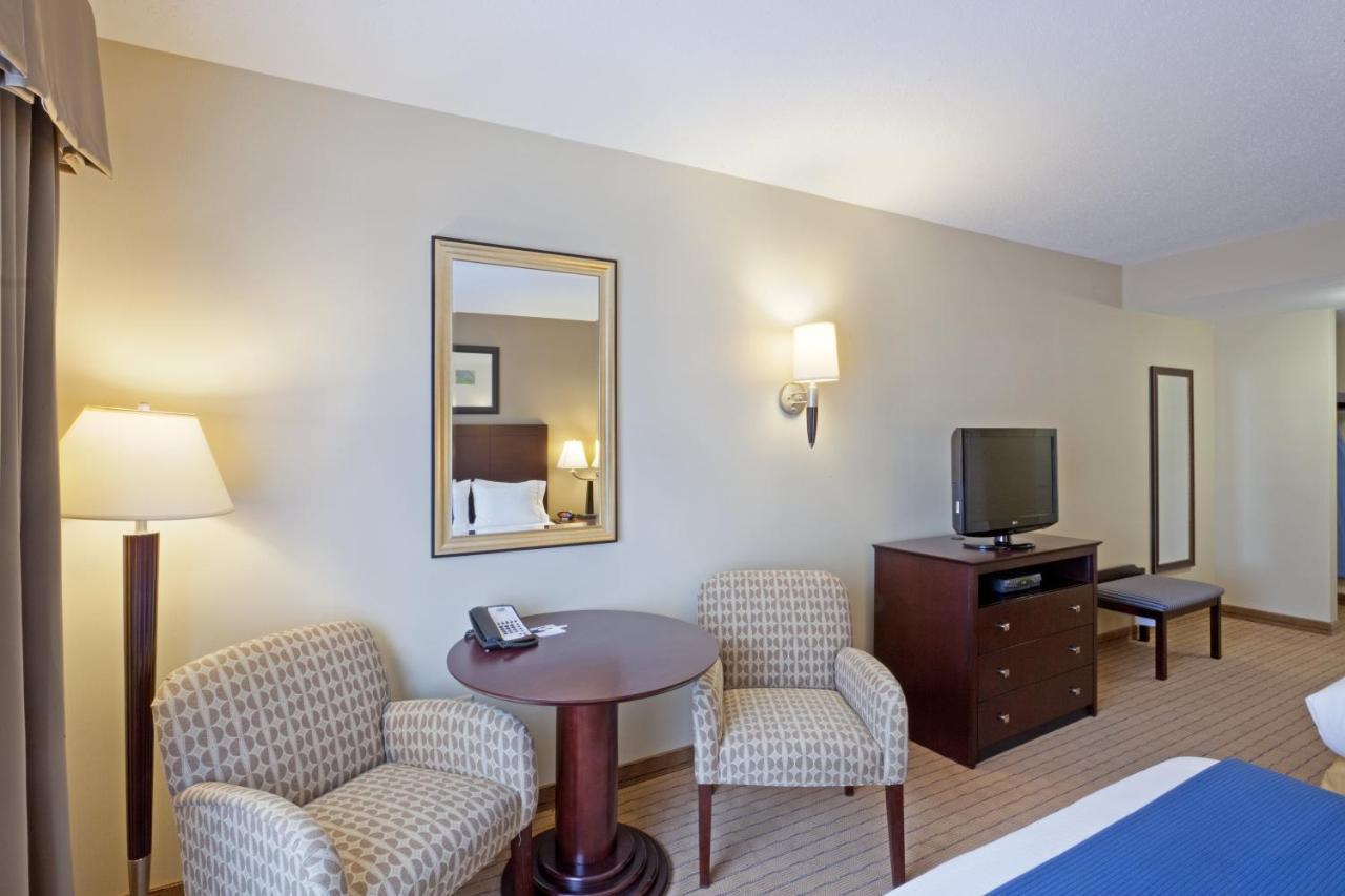Holiday Inn Express & Suites Malone By Ihg Exterior foto
