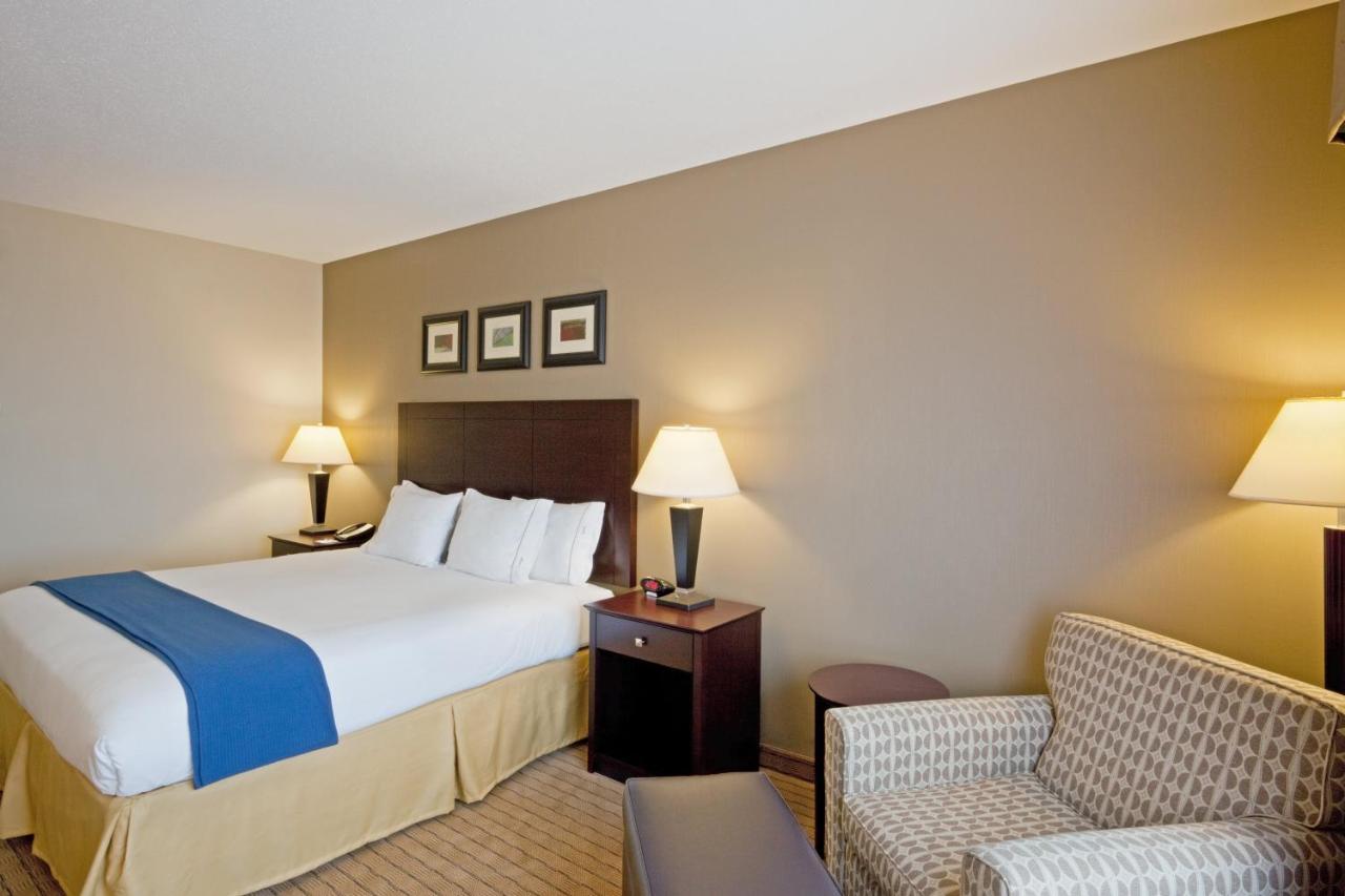 Holiday Inn Express & Suites Malone By Ihg Exterior foto