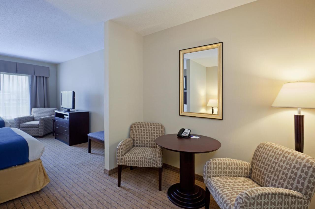 Holiday Inn Express & Suites Malone By Ihg Exterior foto